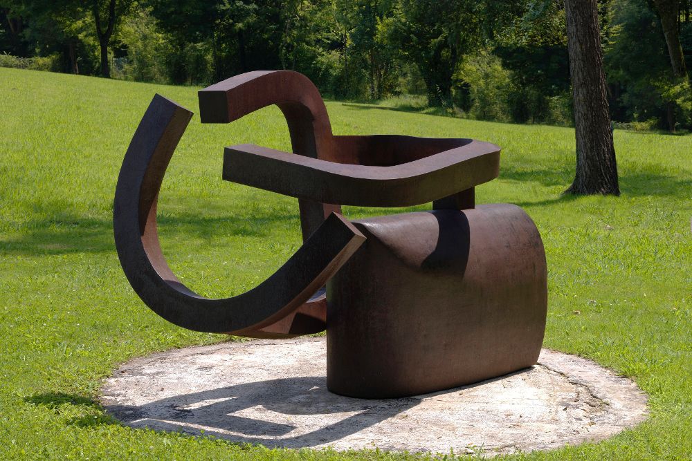 "Peine del Viento XIX" que forma parte de la exposición "Chillida: Ritmo-Tiempo-Silencio", del escultor español Eduardo Chillida,en Londres.