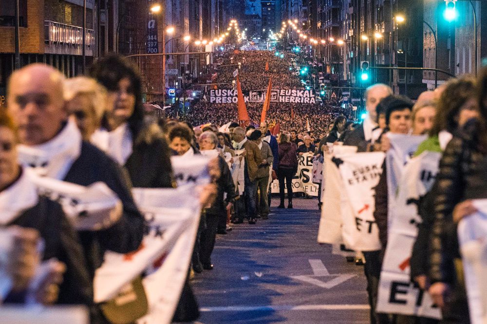 Miles de personas participan en la manifestación a favor del acercamiento de los presos de ETA al País Vasco el pasado enero.