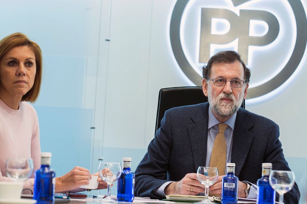 Mariano Rajoy, junto a la secretaria general del PP, María Dolores de Cospedal, durante una reunión del Comité de Dirección del partido.