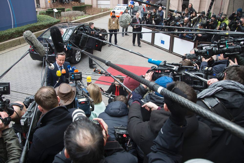 El primer ministro británico, David Cameron, atiende a los periodistas a su llegada a la cumbre de líderes de la Unión Europea.
