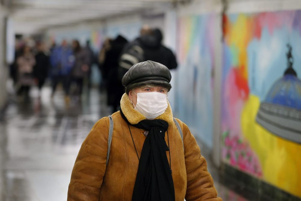 Una mujer lleva una mascarilla como prevención ante la gripe porcina.