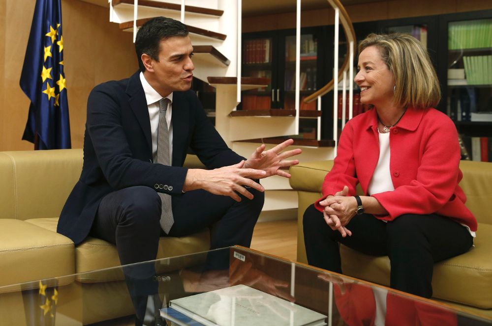 El líder del PSOE y candidato a la Presidencia del Gobierno, Pedro Sánchez (i), durante la reunión que mantuvo con la diputada de Coalición Canaria (CC), Ana Oramas.