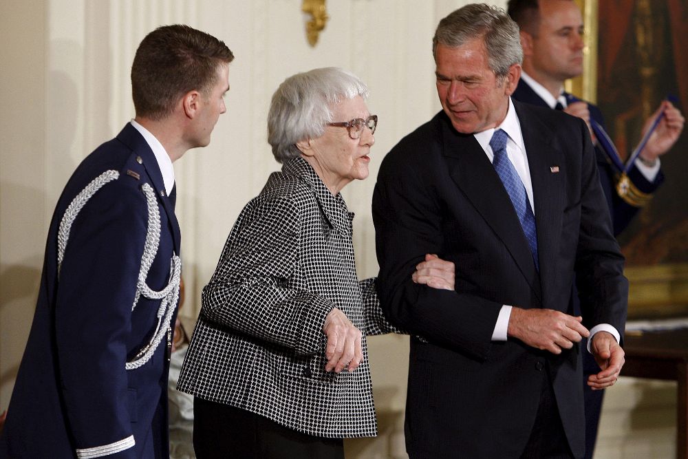 Fotografía fechada el 5 de noviembre de 2007 que muestra al expresidente estadounidense George W. Bush, mientras otorga la Medalla Presidencial de la Libertad a la escritora estadounidense Harper Lee en la Casa Blanca.