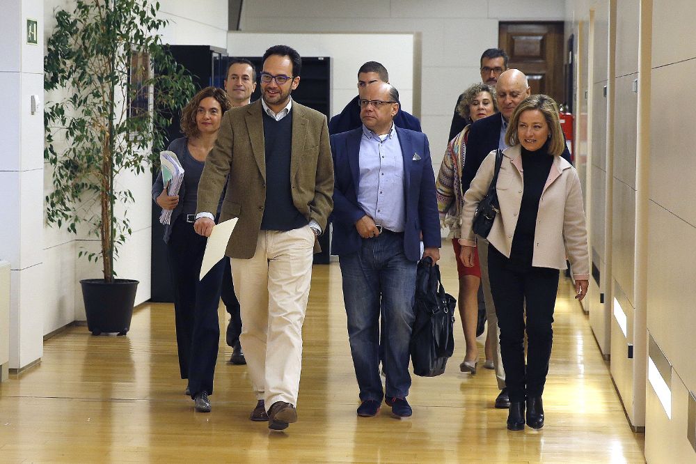Los portavoces parlamentarios del PSOE, Antonio Hernando (i) y Coalición Canaria, Ana Oramas (d), acompañados de sus equipos negociadores, a su llegada a la reunión que han mantenido hoy en el Congreso.