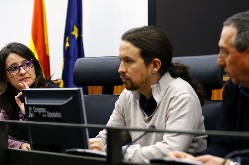 El líder de Podemos, Pablo Iglesias (c), durante la rueda de prensa posterior a la reunión con la vicepresidenta valenciana, Mónica Oltra (i), de Compromís, junto a Joan Baldoví .