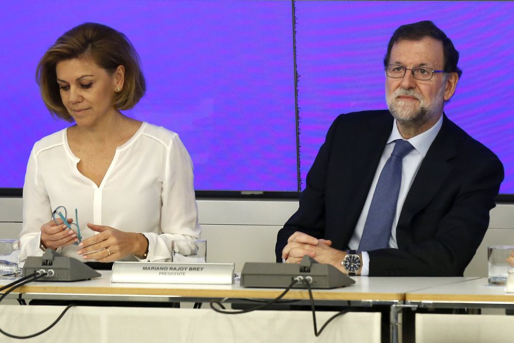 Mariano Rajoy y la secretaria general del partido, María Dolores de Cospedal, al inicio del Comité Ejecutivo Nacional de la formación .