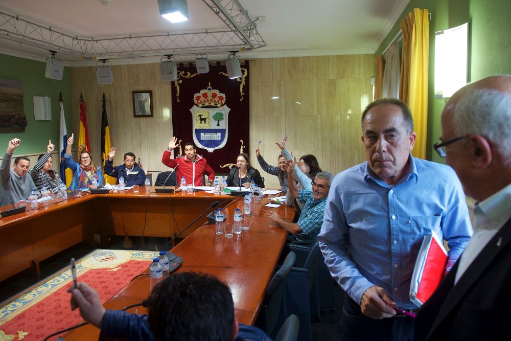 Cirilo González (2d), presidente de la Mesa, y Pedro Amador (d) abandonando el pleno municipal de la moción de censura al considerar que se había levantado la sesión.