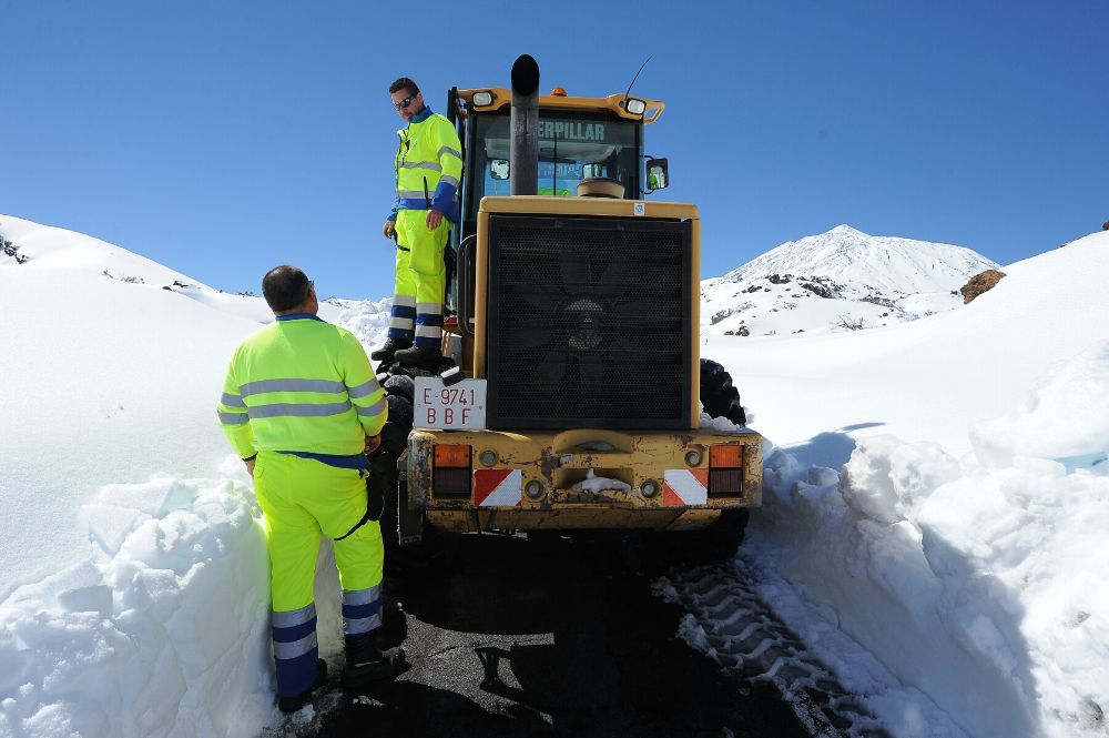 Trabajadores de carreteras del Cabildo tratando de despejar las carreteras del Teide, hoy, lunes.
