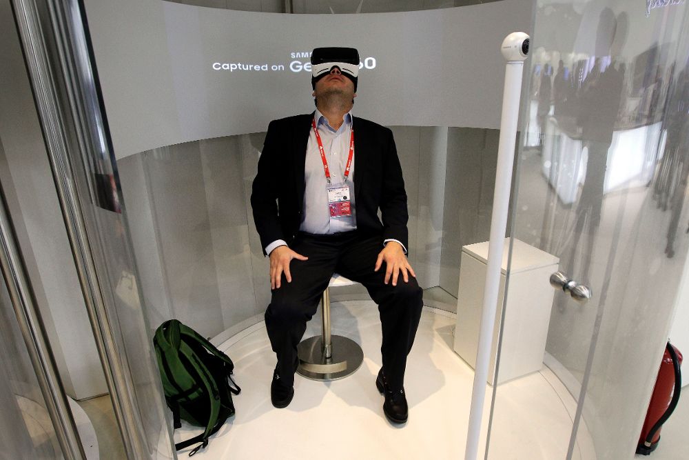 Un visitante prueba las Samsung Gear VR, unas gafas de realidad virtual, durante el Congreso Mundial de Móviles que se celebra desde hoy, en el recinto Gran Vía de Fira de Barcelona. 