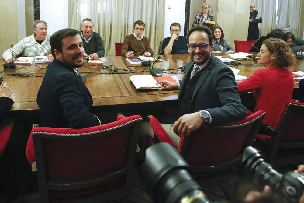 El portavoz parlamentario del PSOE, Antonio Hernández (c), el líder de IU, Alberto Garzón (i); Íñigo Errejón (3i), Xavier Domènech (4i) de Podemos y Joan Baldoví de Compromís (2i), (enfrente), entre otros, durante la reunión de los equipos negociadores.