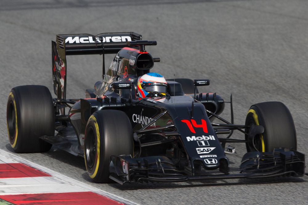 El piloto español de McLaren, Fernando Alonso, durante la segunda jornada de entrenamientos oficiales de Fórmula Uno que se celebran esta semana en el Circuito de Barcelona.