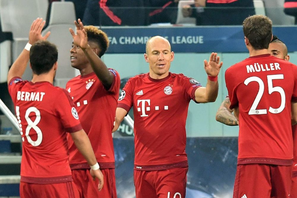 El jugador del Bayern Múnich Arjen Robben (C) celebra un gol con sus compañeros ante Juventus.