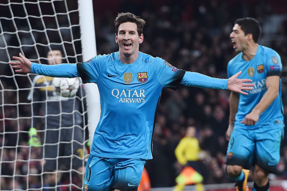 El jugador del Barcelona Lionel Messi celebra después de anotar un gol hoy frente al Arsenal.