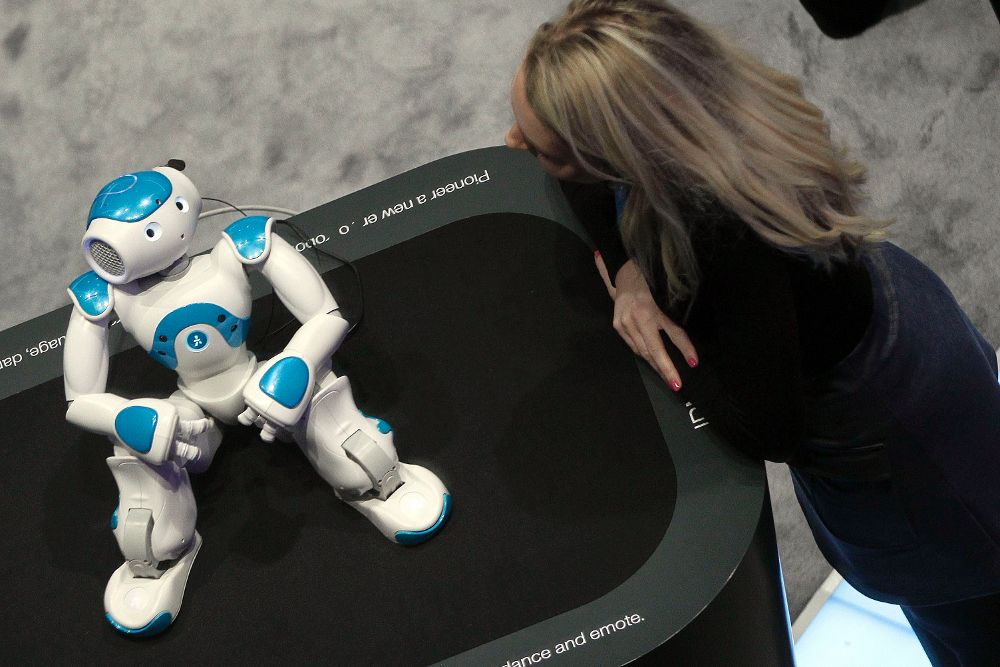 Una mujer conversa con el robot Watson, de IBM.