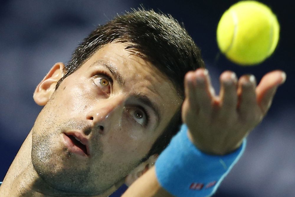 El tenista serbio Novak Djokovic saca durante el partido contra Feliciano López.