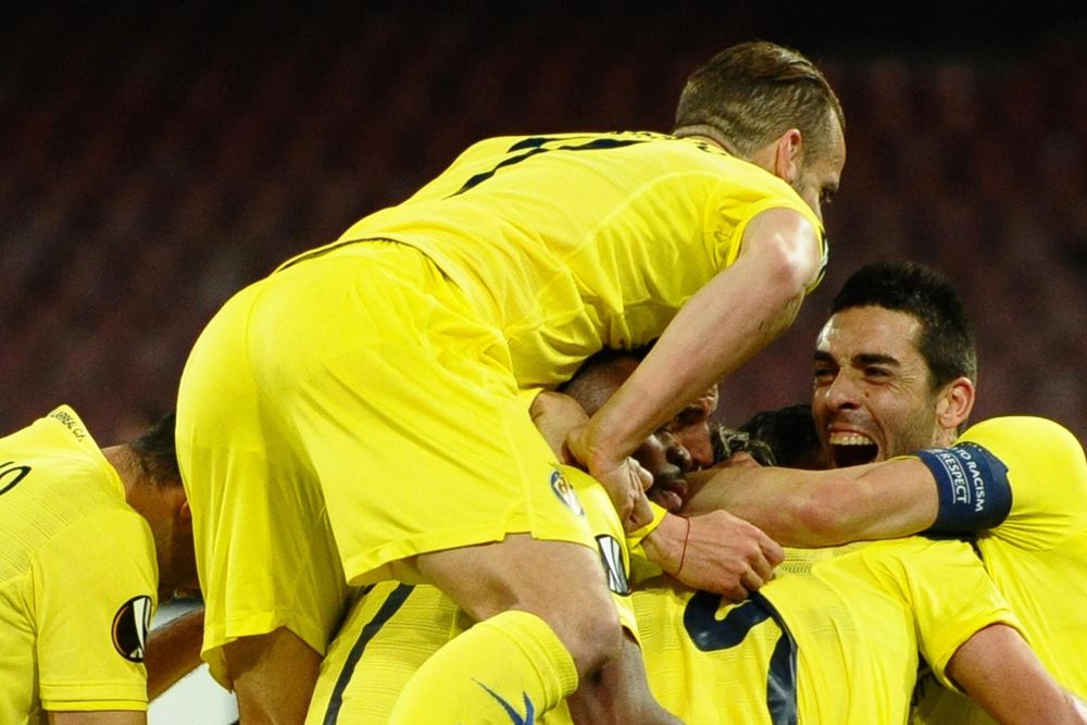Jugadores de Villarreal celebran después de anotar un gol frente al Nápoles.