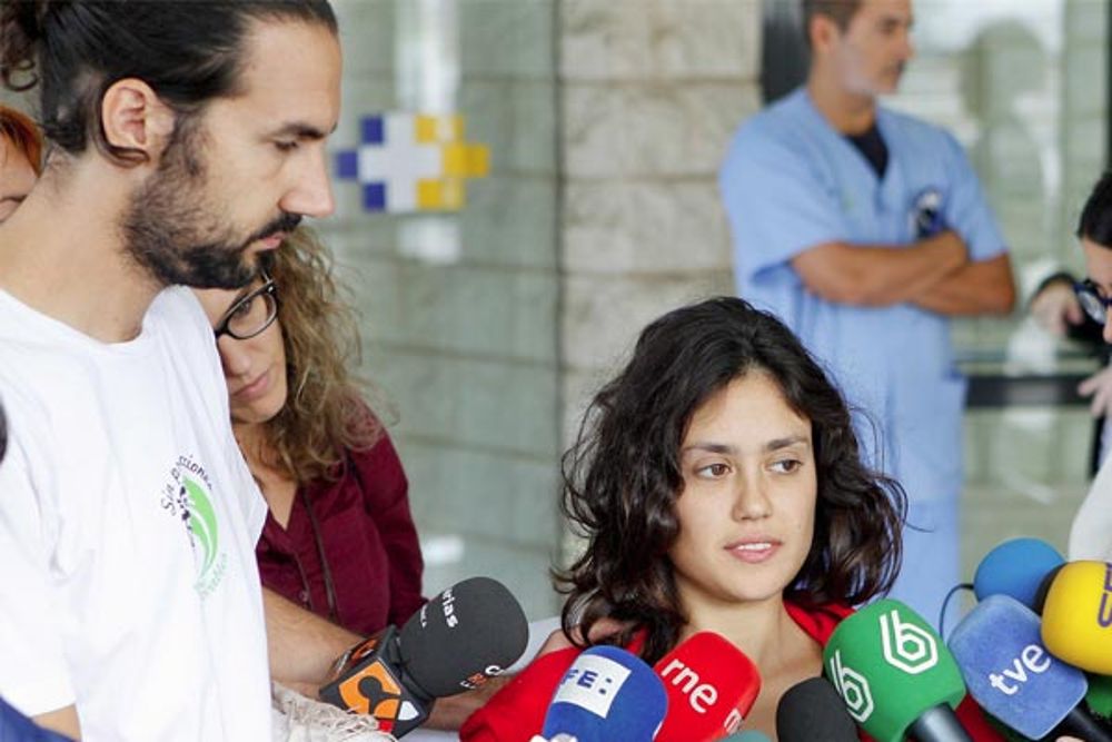 La activista herida al salir del hospital, en Gran Canaria.
