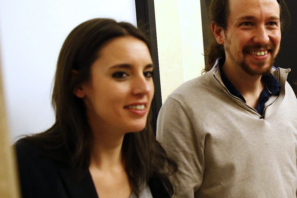 El líder de Podemos, Pablo Iglesias (2i), junto a la portavoz adjunta de Podemos en el Congreso, Irene Montero (i).