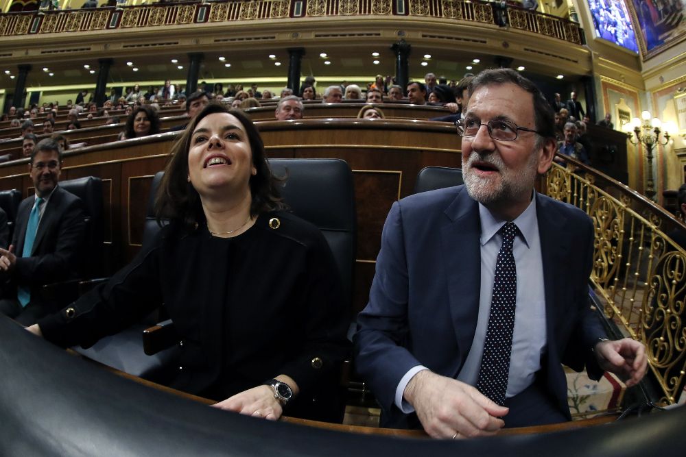 El presidente del Gobierno en funciones, Mariano Rajoy, junto a la vicepresidenta en funciones, Soraya Sáenz de Santamaría, esuchan a Pedro Sánchez.