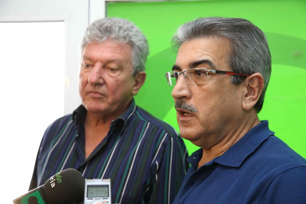 El presidente de Nueva Canarias, Román Rodríguez (d) con su compañero, el diputado nacional Pedro Quevedo.