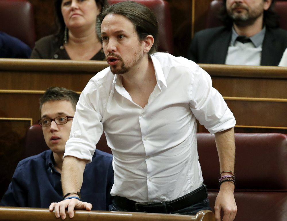 El líder de Podemos, Pablo Iglesias, vota durante la sesión de la tarde.