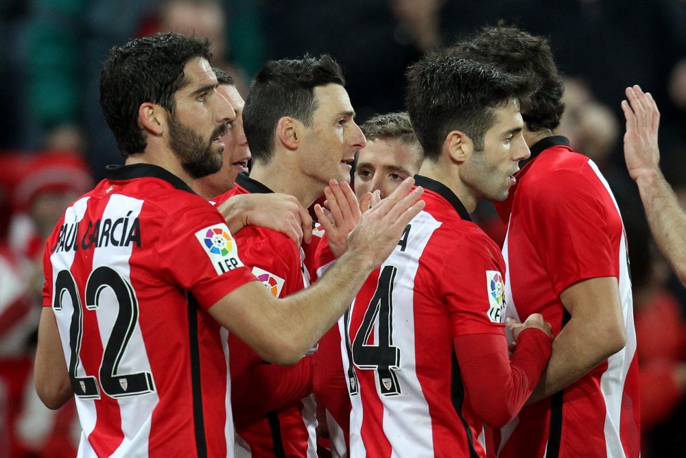 El delantero del Athletic de Bilbao Aritz Aduriz celebra con sus compañeros, uno de sus goles.