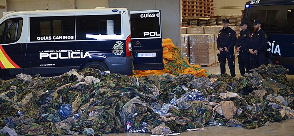 Fotografía facilitada por la Policía Nacional que ha intervenido en tres contenedores en los puertos de Valencia y Algeciras (Cádiz) 20.000 uniformes y otros complementos militares destinados a las organizaciones yihadistas Jabaht Al Nusra y Dáesh.