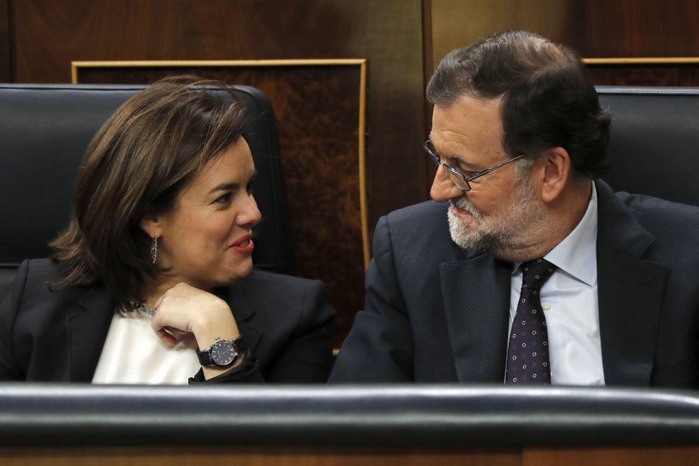 El presidente del Gobierno en funciones, Mariano Rajoy, y la vicepresidenta, Soraya Sáenz de Santamaría, en su escaños durante la sesión plenaria.