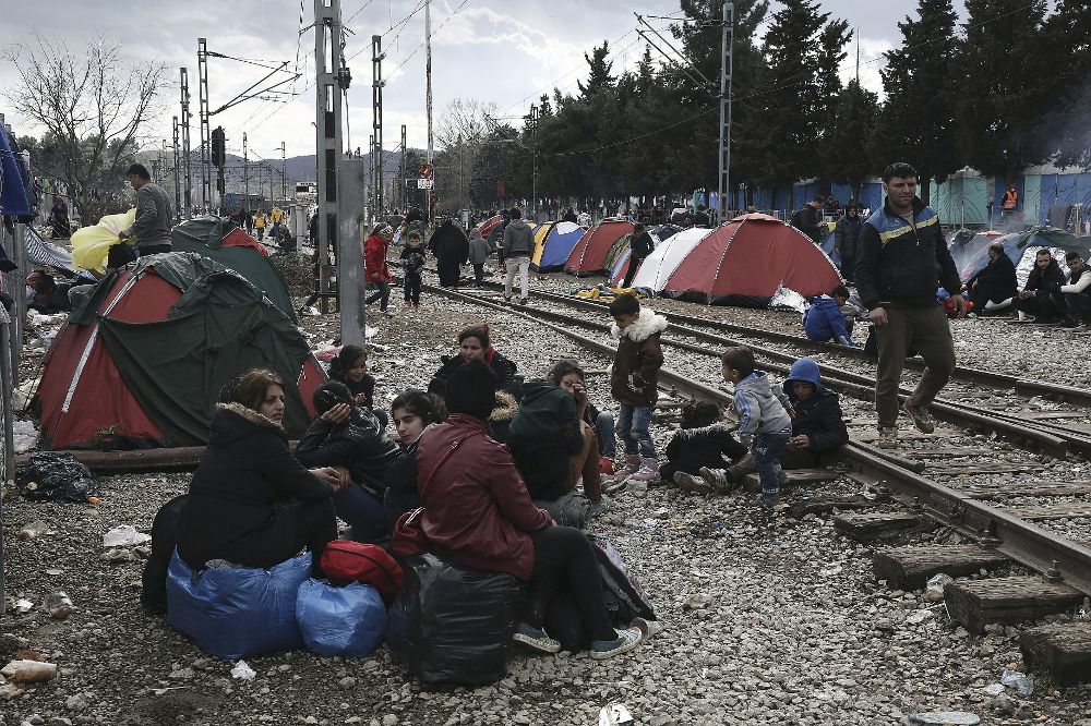 Refugiados emplazan sus tiendas de campaña sobre las vías del tren en el campamento de refugiados de Idomeni, norte de Grecia.