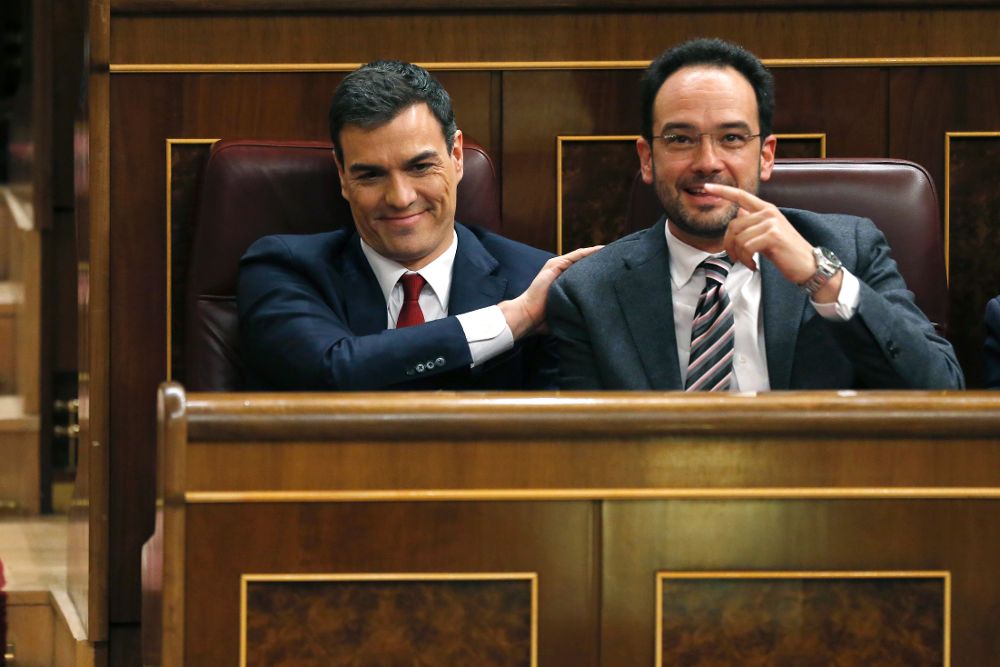El portavoz del PSOE, Antonio Hernando (d), junto al secretario general del PSOE, Pedro Sánchez (i).