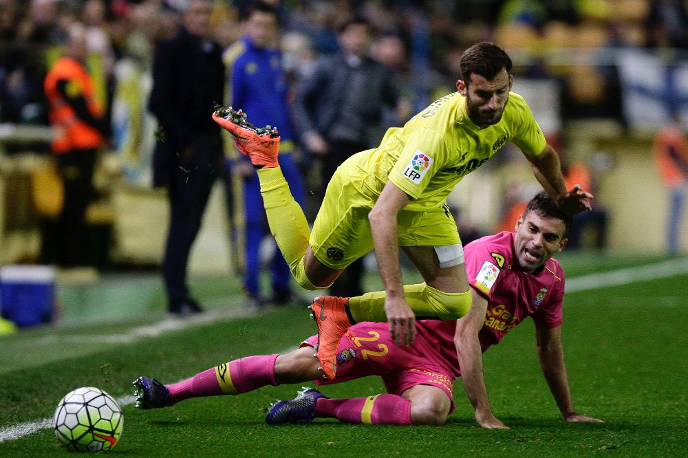 El defensa de Las Palmas Javier Garrido (suelo) y el delantero brasileño del Villarreal Leo Baptistao durante el partido.