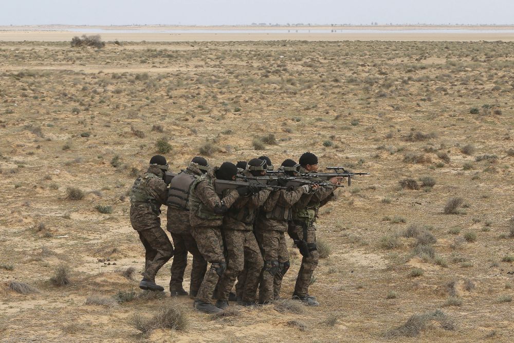Soldados durante unas maniobras cerca de la frontera con Libia cerca de Ben Guerdane en Túnez. 