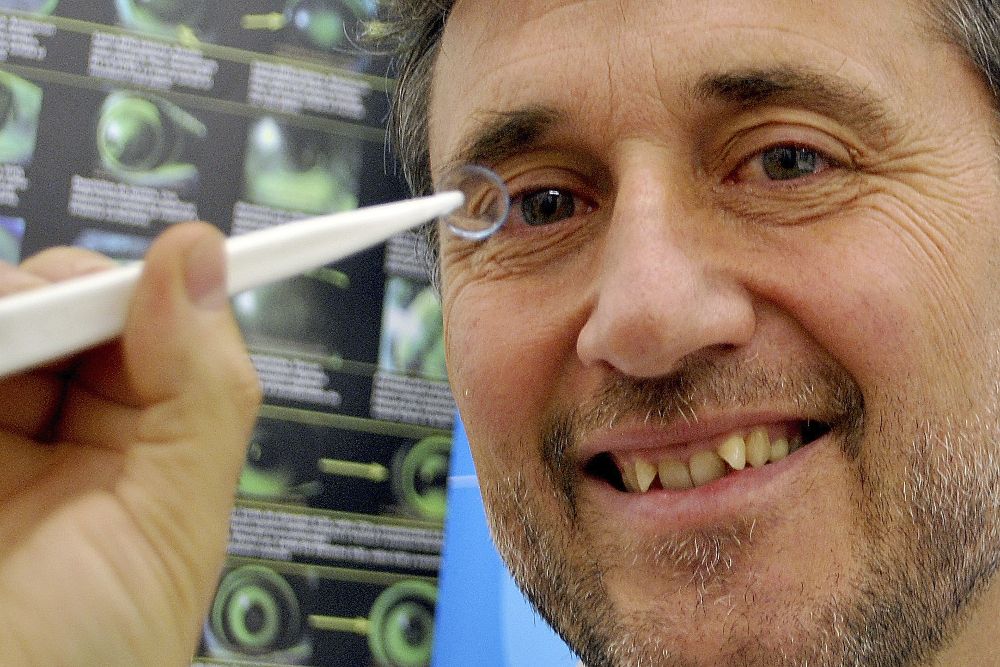 El investigador Jaume Pauné, que ha presentado hoy una innovadora lente de contacto que frena la progresión de la miopía en un 43 %.