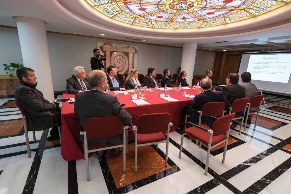 El presidente del Gobierno canario, Fernando Clavijo (i), y el consejero de Economía, Industria, Comercio y Conocimiento, Pedro Ortega, reunidos con los representantes de Asinca.