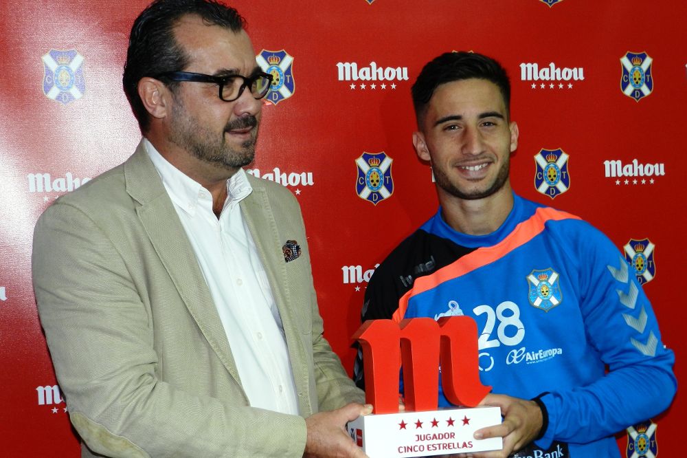 Omár Perdomo recibe el galardón que lo acredita como jugador cinco estrellas en Diciembre.