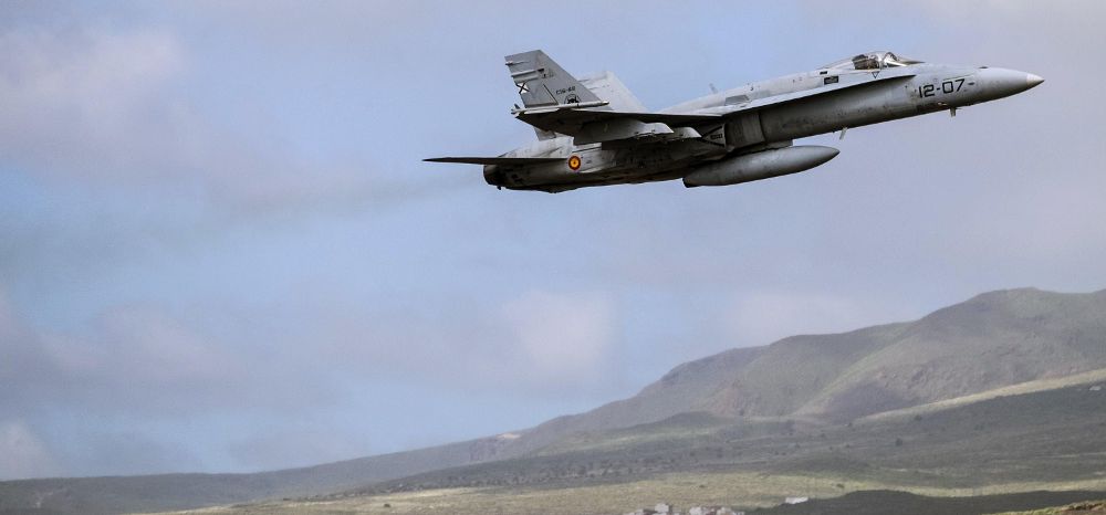 Un F-18 español despega de la base aérea de Gando.