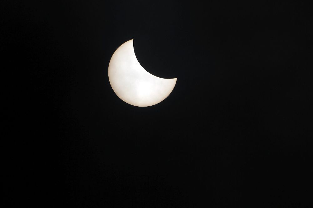 Eclipse de sol parcial visto desde Matantimali en Palu;