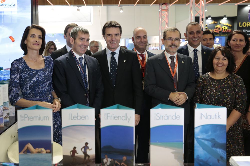 El ministro de Industria, Energía y Turismo en funciones, José Manuel Soria (c), y el presidente de Gobierno canario, Fernando Clavijo (2i), entre otros, posan en el pabellón de Canarias en la feria internacional del turismo ITB 2016 en Berlín (Alemania).
