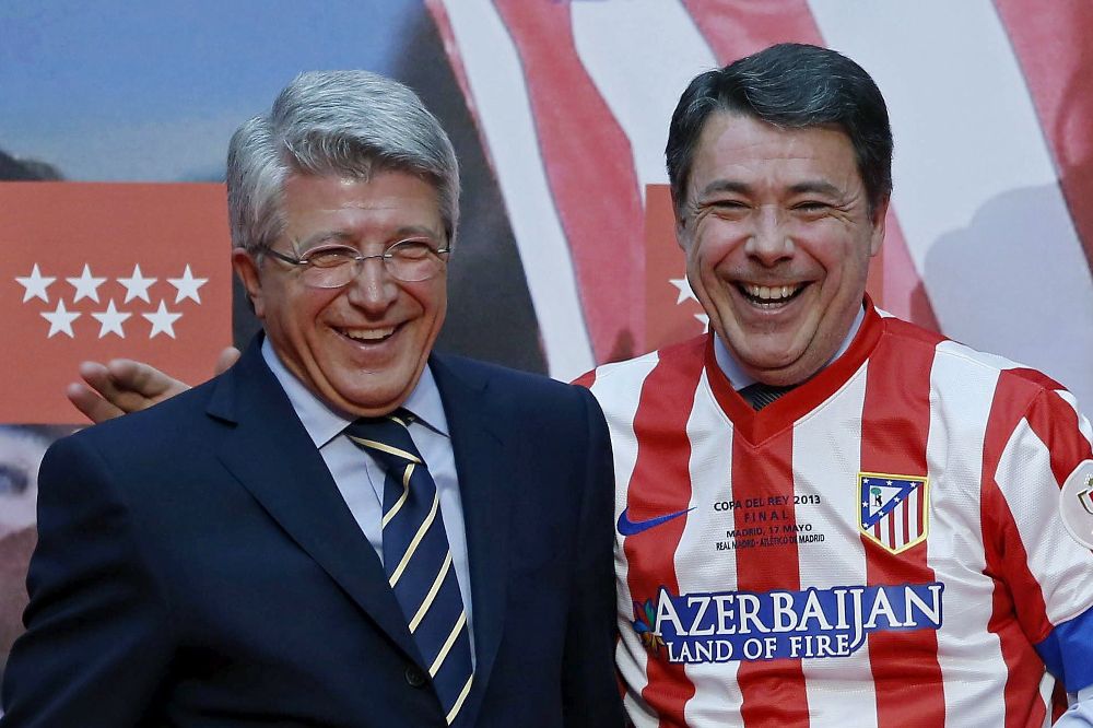 2013 del expresidente de la Comunidad de Madrid, Ignacio González (d), junto al presidente del Atlético de Madrid, Enrique Cerezo.