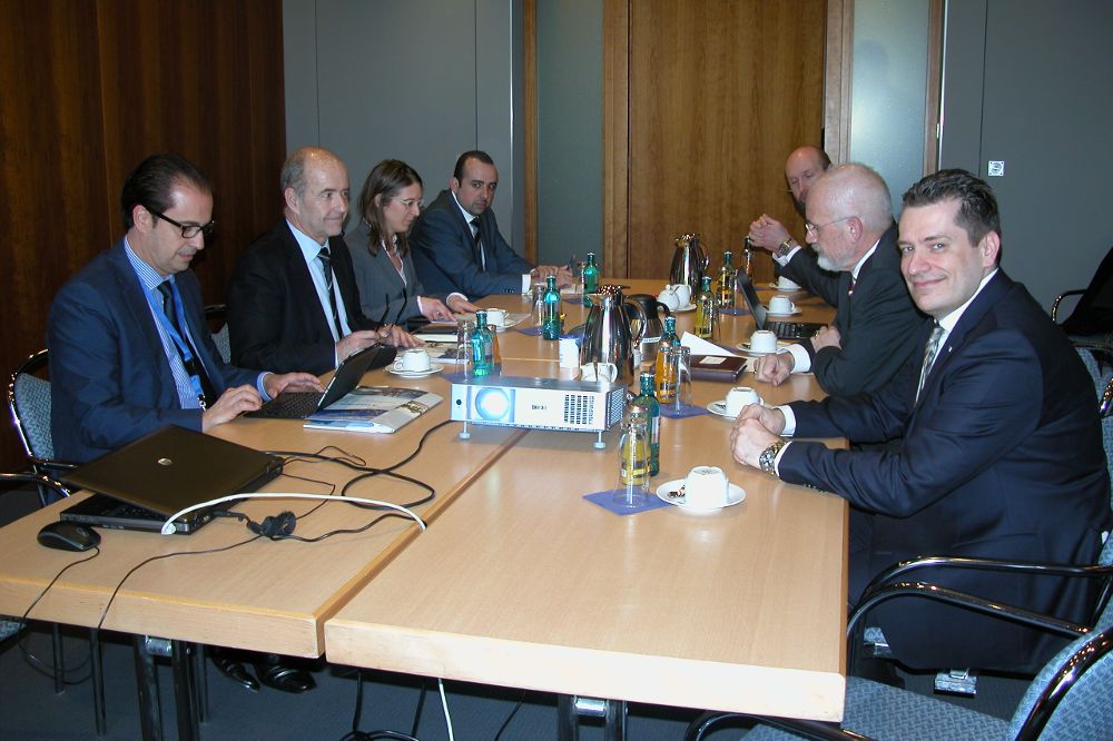 Reunión de representantes de la Consejería de Economía y del banco alemán.