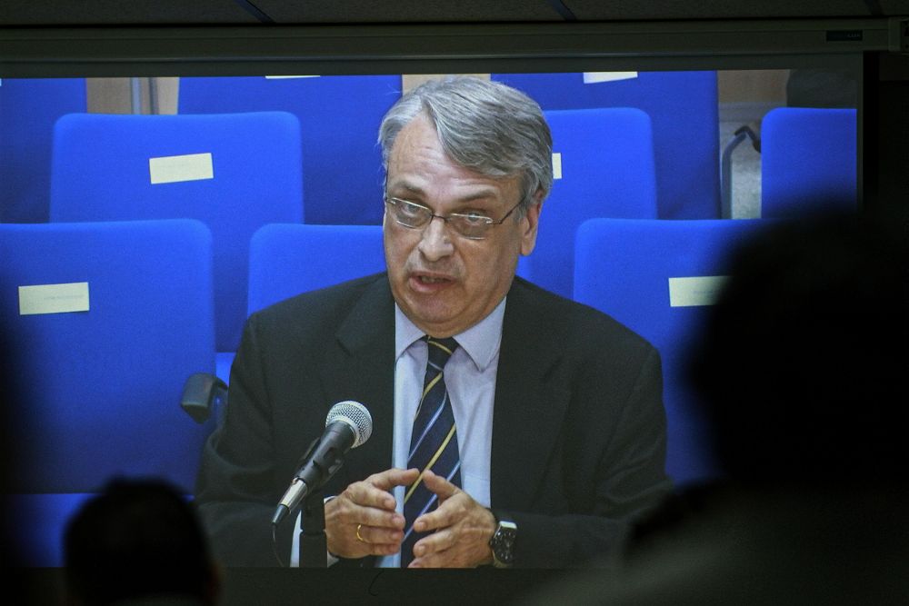 Imagen de la declaración del exsecretario del Instituto Nóos, Miguel Tejeiro Losada, a través del monitor de la sala de prensa.