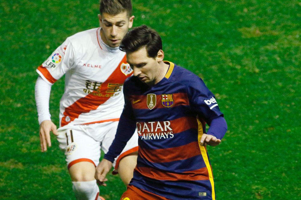 El delantero argentino del FC Barcelona Lionel Messi (d).