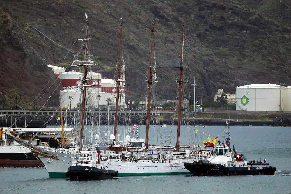 El buque escuela de la Armada Española 'Juan Sebastián de Elcano' atraca en el muelle de Ribera de la Dársena de Anaga.