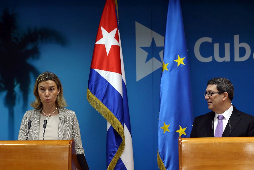 La Alta Representante de la Unión Europea en Política Exterior, Federica Mogherini (i), y el ministro cubano de Relaciones Exteriores, Bruno Rodríguez, ofrecen una rueda de prensa tras la firma del acuerdo.