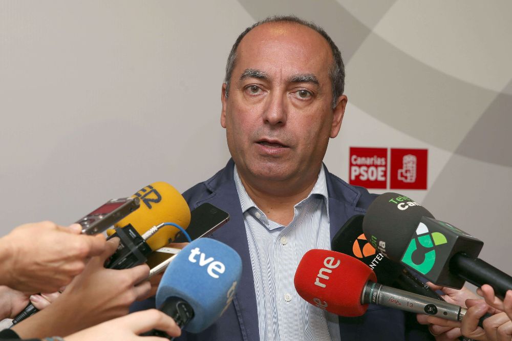 El secretario de Organización del PSOE en Canarias, Julio Cruz, atiende a los medios de comunicación tras reunirse hoy en Las Palmas de Gran Canaria la Comisión Ejecutiva Regional.