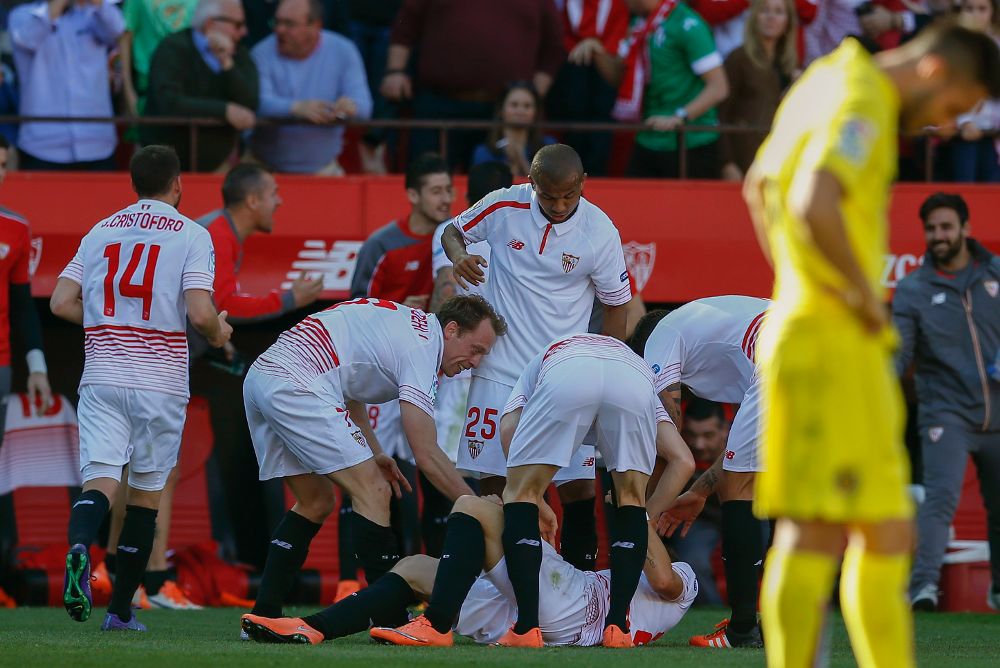 Los jugadores del Sevilla celebran su tercer gol ante el Villarreal.