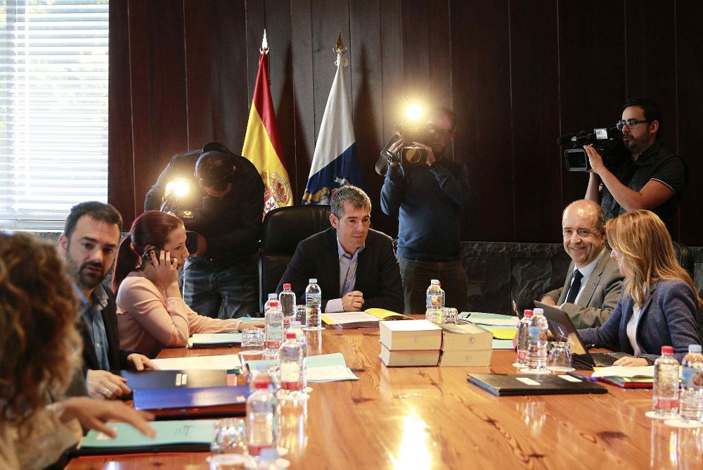 El presidente del Gobierno de Canarias, Fernando Clavijo (c), preside la reunión semanal del Consejo de Gobierno.