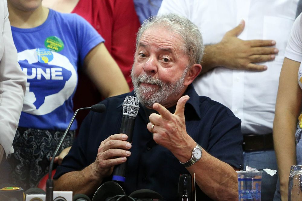 El expresidente brasileño Luiz Inácio Lula da Silva habla durante una rueda de prensa donde dijo que se sintió "prisionero" cuando la Policía Federal allanó su casa para llevarlo a una comisaría.