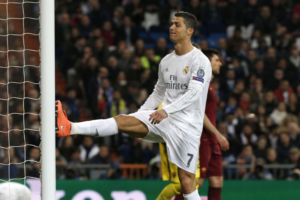 El delantero portugués del Real Madrid, Cristiano Ronaldo, se lamenta.