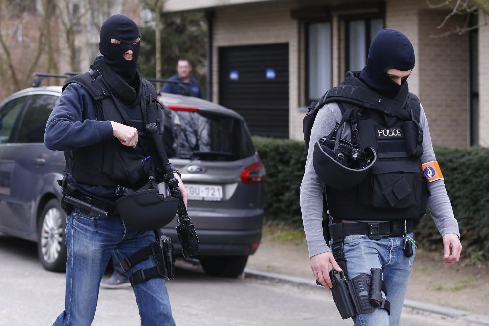 Policías belgas durante la operación. Dos tiroteos se produjeron hoy en el distrito bruselense de Forest durante un registro antiterrorista relacionado con los atentados del 13-N en París.